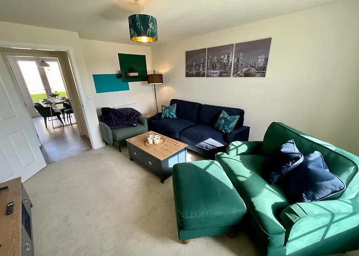 3-Bedroom Luxury Stay With Free Parking